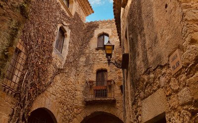 Mura, Pals, Ainsa, Sos del Rey Católico, Cudillero and Casares will compete for the 2024 UN Best Tourism Villages Award.