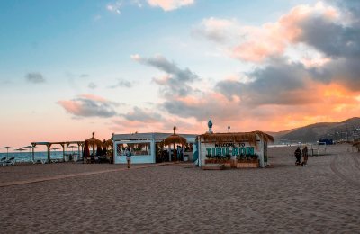Brindar por una playa limpia en el Tibu-Ron de Castelldefels