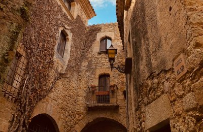 Mura, Pals, Ainsa, Sos del Rey Católico, Cudillero and Casares will compete for the 2024 UN Best Tourism Villages Award.